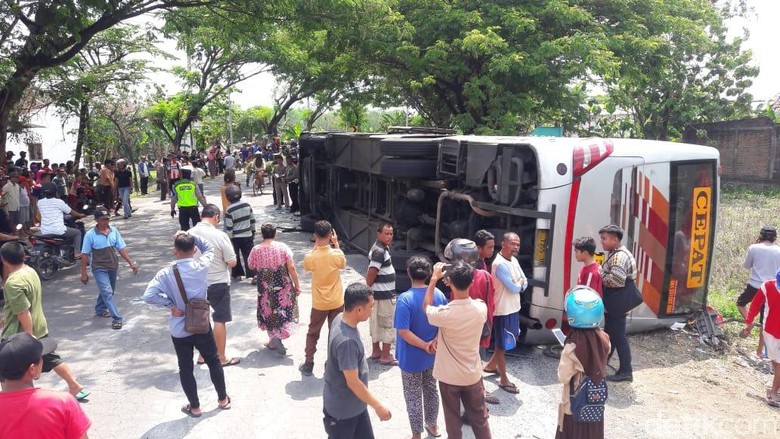 Bus Eka Terguling di Ngawi, 13 Penumpang Terluka Bus Eka Terguling di Ngawi, 13 Penumpang Terluka