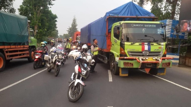 Mengkreng Padat, Kemacetan Mengular Hingga Tol Mojokerto-Kertosono Mengkreng Padat, Kemacetan Mengular Hingga Tol Mojokerto-Kertosono