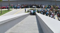 Dalam narasi yang tersebar di medsos, Iriana disebut menaiki 150 anak tangga. Namun faktanya, Iriana dan Jokowi menaiki 105 anak tangga. (Foto: Laily Rachev/Biro Pers Setpres)