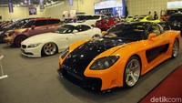 Sejumlah mobil modifikasi dipajang di acara Indonesia Modification Expo (IMX), Balai Kartini, Jakarta Selatan, Sabtu (17/11).