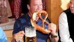Suka Salad dan Makanan India, Ini Pose Arnold Schwarzenegger Saat Kulineran