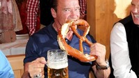 Makan pretzel dan bir dingin jadi menu camilan aktor senior yang pernah menjabat sebagai Gubernur California ini. Foto: Istimewa