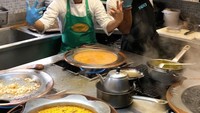 Restoran tersebut rupanya punya menu andalan paella. Nampak Felicia memotret dua chef restoran saat beraksi di dapur. Foto: Instagram feliciahutapeaaa