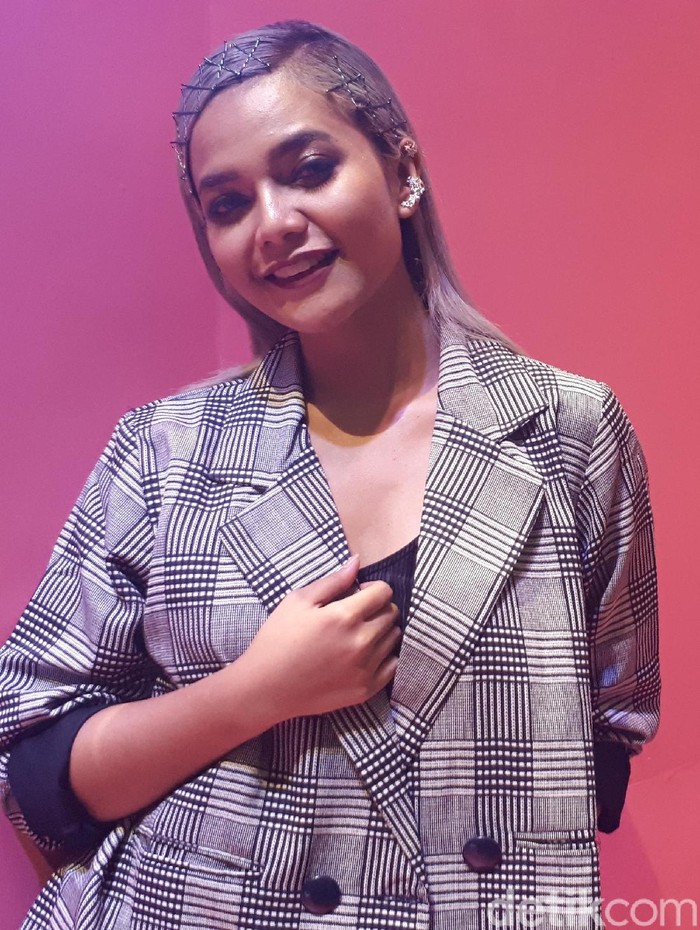 Gaya Rambut Citra Scholastika Nyentrik Banget!