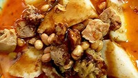 Potongan lontong dan ketupat yang disiram kari ayam atau sapi paling enak dimakan hangat. Yang ini khas Bandung dengan taburan kedelai goreng. Foto: Instagram @diana_indrajani