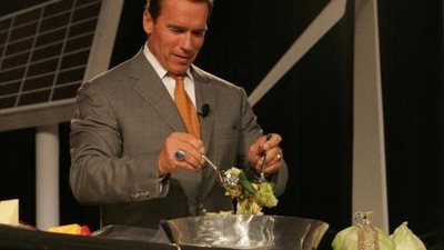 Suka Salad dan Makanan India, Ini Pose Arnold Schwarzenegger Saat Kulineran