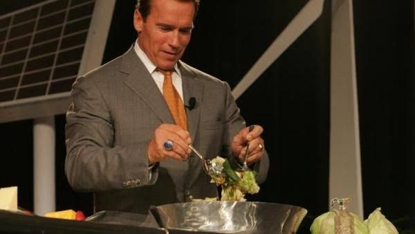 Suka Salad dan Makanan India, Ini Pose Arnold Schwarzenegger Saat Kulineran