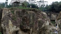 Untuk Kamu yang lelah menjelajah dan ber-selfie ria, jangan khawatir karena di sekitar lokasi terdapat sejumlah warung atau gubuk warga yang menjajakan aneka minuman dan makanan.