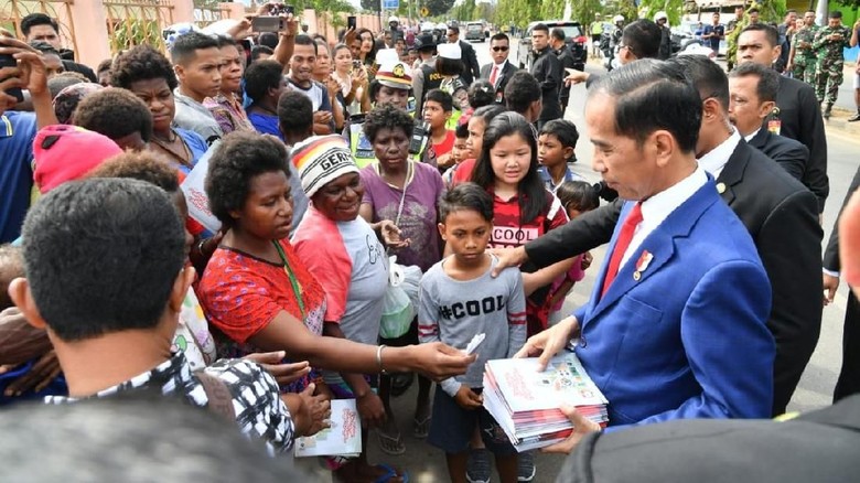 Sebelum ke PNG, Jokowi Sapa Warga dan Bagi Buku di Merauke Sebelum ke PNG, Jokowi Sapa Warga dan Bagi Buku di Merauke