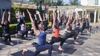 Yoga sebenarnya termasuk olahraga yang terhitung mudah, karena bisa dilakukan di mana saja dan kapan saja. Seperti kelas yoga ini, yang dilakukan di atas gedung dan di pinggir kolam di kawasan Senayan pada Sabtu (17/11) pagi, agar makin syahdu dan tentu saja mengajak kita untuk fokus. (Foto: Frieda Isyana Putri/detikHealth)