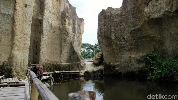Tebing kapur ini berada di Kampung Koja, Desa Cikuya, Kecamatan Solear, Tangerang, Banten. Tempat ini dulunya bekas galian pasir yang sudah ditinggalkan. (Tripa Ramadhan/detikTravel)