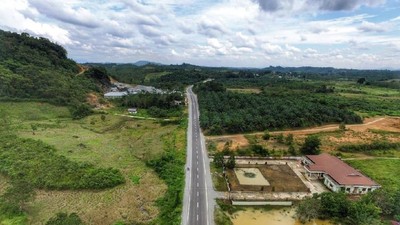 Jalan Perbatasan di Kalimantan Dilebarkan dan Dibikin Mulus