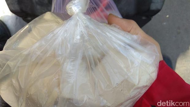 Satu kantong plastik tahu putih