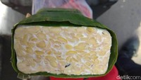 Tempe ukuran panjang 30 cm, lebar 10 cm, dengan ketebalan 5 cm Rp 6 ribu. 