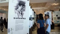 Pengunjung melihat pameran yang bertemakan Surat Pendiri Bangsa di Museum Nasional, Jakarta Pusat, Sabtu (17/11).