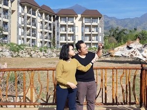 Liburan ke Jatim? Coba Menginap Bareng Jerapah & Zebra di Resor Ini