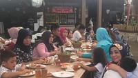 Sesekali Muzdalifah juga mengajak keluarga besarnya untuk makan di luar. Kali ini mereka asyik makan seafood di restoran. Saat yang lain fokus makan, Muzdalifah malah asyik pose. Foto: Instagram @Muzdalifah999