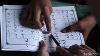 Mereka memulai pengajian dua minggu sekali ini dengan membaca iqro.