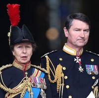 Putri Anne, anak perempuan satu-satunya Ratu Elizabeth II, menikahi atlet berkuda Mark Phillips pada 1973. Tapi pernikahan keduanya tak berjalan baik dan mereka bercerai. Anne kemudian jatuh ke pelukan Timothy Lawrence, seorang angkatan laut Inggris. Foto: Getty Images