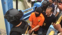 Haris dibawa tim gabungan dari Polisi Air dan Udara, Inafis dan Resmob Polda Metro Jaya bertolak ke kawasan Jalan Raya Kalimalang, Cikarang Baru, Bekasi, Sabtu (17/11/2018) sekira pukul 12.00 WIB. Haris yang wajahnya ditutup sebo warna hitam tiba di lokasi pukul 13.30 WIB.Foto: (Rolan-detikcom)