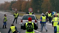 Masih menurut BBC, mereka menuduh Presiden Prancis Emmanuel Macron meninggalkan ‘orang-orang kecil’. Macron menduga ada lawan politiknya yang berada di balik gerakan ‘yellow vest’ ini.   (Foto: Dok. Reuters)