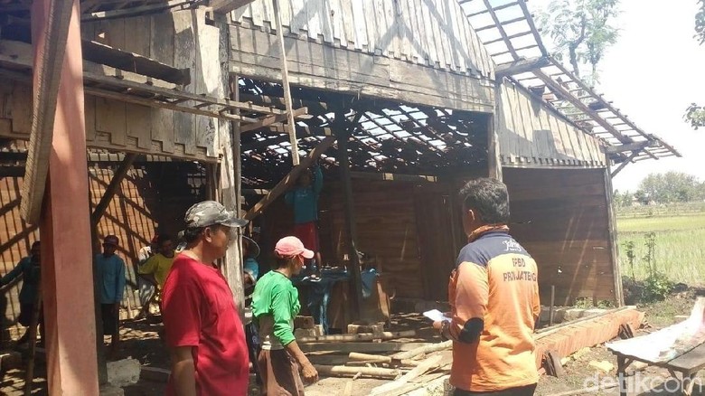 Belasan Rumah di Blora Rusak Diterjang Angin Puting Beliung Belasan Rumah di Blora Rusak Diterjang Angin Puting Beliung