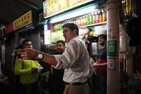 Justin Trudeau Minum Jus Jeruk Nipis di Hawker Center 