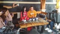 Sule mengajak rekan media untuk mengobrol soal single terbaru bersama adik iparnya, Nurlaela.  Foto: Hanif Hawari/ detikHOT