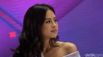 Pose Maudy Ayunda Pamer Pundak Mulus