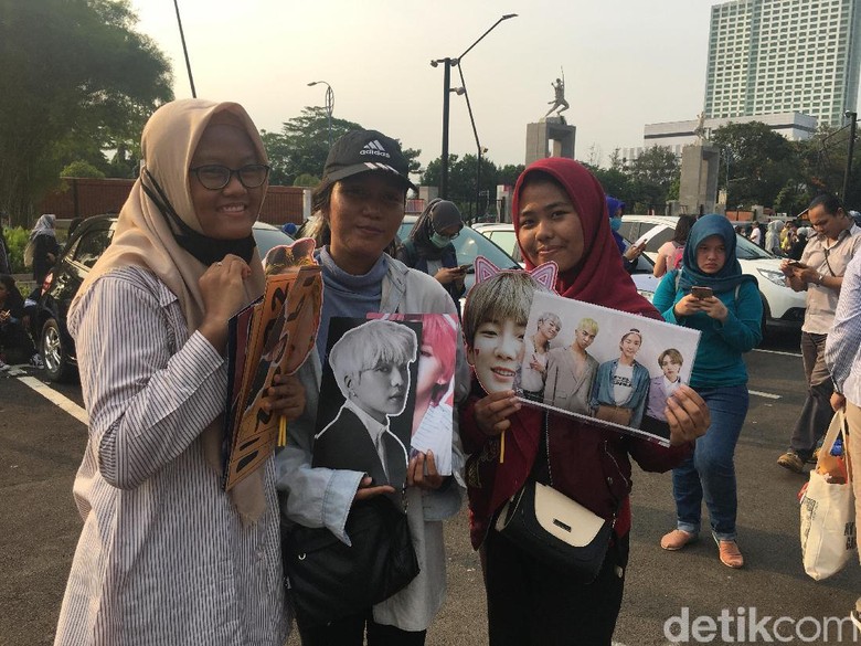 Konser WINNER Jadi Ladang Rezeki Penjual Pernak-pernik Idol K-Pop Konser WINNER Jadi Ladang Rezeki Penjual Pernak-pernik Idol K-Pop