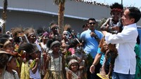 Dalam kesempatan tersebut, Jokowi juga sempat menggendong bocah asal Papua. (Foto: Laily Rachev/Biro Pers Setpres)