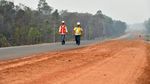 Momen Jokowi Lihat Langsung Trans Papua Sambil Jalan Kaki