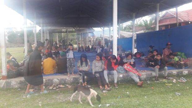 Warga di Mamasa yang trauma gempa masih bertahan di pengungsian.