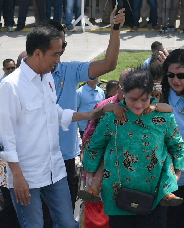 Iriana Gendong Bocah Papua Naiki Tangga, Ini Kata Jokowi Iriana Gendong Bocah Papua Naiki Tangga, Ini Kata Jokowi