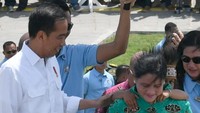 Jokowi juga melihat bocah yang digendong Iriana tersebut. (Foto: Laily Rachev/Biro Pers Setpres)