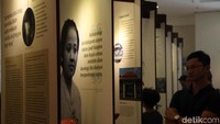 Tampak surat milik RA Kartini terpampang.