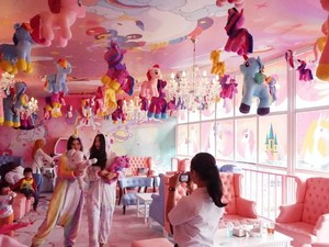 Seru! Nongkrong Bareng Gudetama hingga Unicorn di Kafe Ini