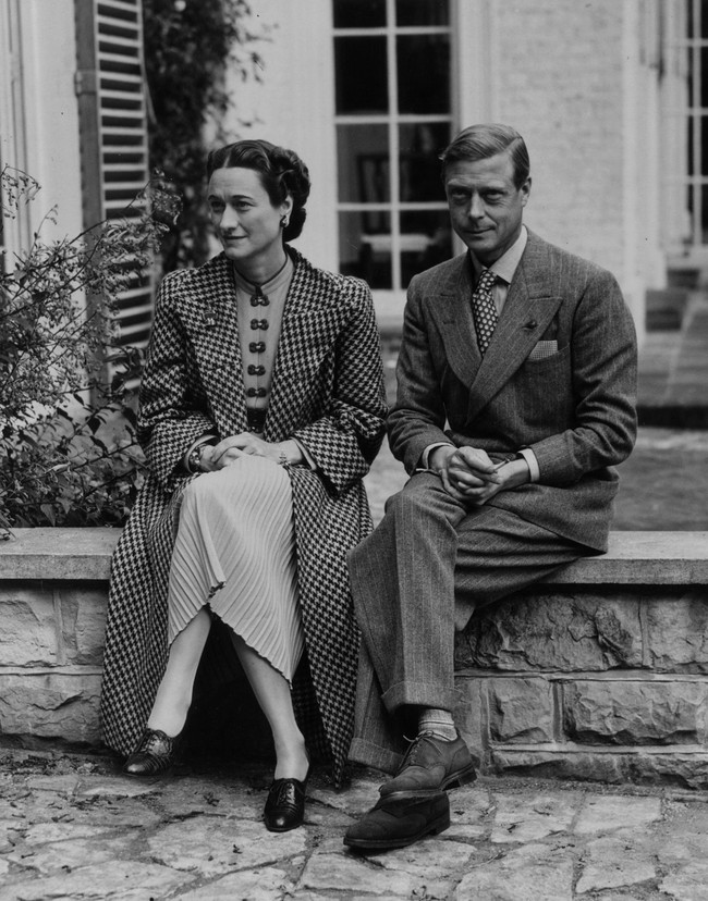 Raja Edward VIII hanya memegang takhta kerajaan kurang dari setahun, pada 1936. Ia rela menyerahkan titel raja demi bisa bersama Wallis Simpson, sosialita Amerika yang pernah bercerai. Keinginannya menikahi Wallis membuat istana gempar karena pada era itu keluarga kerajaan dilarang menikah dengan seseorang yang pernah cerai. Foto: Getty Images