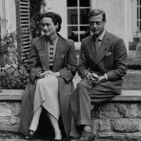 Raja Edward VIII hanya memegang takhta kerajaan kurang dari setahun, pada 1936. Ia rela menyerahkan titel raja demi bisa bersama Wallis Simpson, sosialita Amerika yang pernah bercerai. Keinginannya menikahi Wallis membuat istana gempar karena pada era itu keluarga kerajaan dilarang menikah dengan seseorang yang pernah cerai. Foto: Getty Images