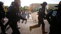 BBC melaporkan, sebanyak 120.000 orang berompi kuning turun ke jalan untuk memprotes kenaikan harga BBM. Mereka tersebar di kira-kira 2.000 lokasi. Akibat aksi ini beberapa jalanan di paris tidak dapat dilalui.  (Foto: Dok. Reuters)