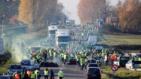The Telegraph melaporkan, korban tewas merupakan seorang demonstran yang tertabrak pengendara mobil yang panik. Kala itu pengendara mobil tengah buru-buru menuju rumah sakit karena anaknya butuh pertolongan. Dia panik karena mobilnya dipukul-pukul para demonstran. Seketika dia pun tancap gas dengan mobilnya. (Foto: Dok. Reuters)
