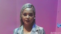 Senada dengan warna rambut, dia tampil mengenakan setelan jas berwarna abu-abu kotak-kotak.  Foto: Desi/ detikHOT
