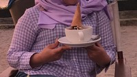 Santai di pinggir pantai membuat Muzdalifah happy kayaknya. Ia juga menikmati es krim dalam mangkuk. Muzdalifah kembali menjadi sorotan publik setelah memperkenalkan pacar barunya yang berusia 15 tahun dibawah ia. Foto: Instagram @Muzdalifah999