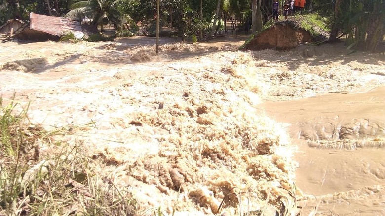 Dua Tanggul di Aceh Utara Jebol, 6 Rumah Warga Hanyut Dua Tanggul di Aceh Utara Jebol, 6 Rumah Warga Hanyut