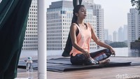 Karena memadukan olah fisik dan mental, yoga juga mampu mengurangi gejala stres dan depresi, lewat beberapa sesi meditasi. (Foto: Frieda Isyana Putri/detikHealth)