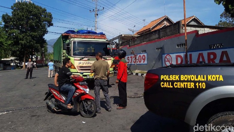 Diduga Sakit, Istri Sopir Meninggal di Dalam Truk Diduga Sakit, Istri Sopir Meninggal di Dalam Truk