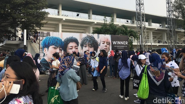 Jauh-jauh dari Luar Kota hingga Ngedeprok Demi Konser WINNER Jauh-jauh dari Luar Kota hingga Ngedeprok Demi Konser WINNER