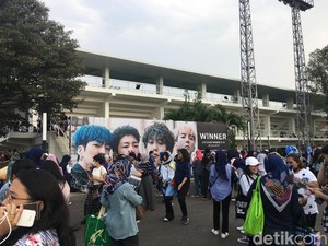 Jauh-jauh dari Luar Kota hingga Ngedeprok Demi Konser WINNER