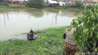 Namun tak selang lama, penyelam itu kemudian menepi lagi. Dia mengatakan arus cukup deras.Foto: (Rolan-detikcom)