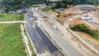 Proyek pelebaran dan perbaikan akses jalan menuju perbatasan ini memang dilakukan juga di beberapa lokasi menuju PLBN di Kalimantan, termasuk di wilayah Entikong. Semula akses jalan yang becek dan berlubang sudah tidak nampak lagi seiring dengan pembangunan infrastruktur yang membuat akses transportasi lebih baik dan logistik juga lebih mudah terjangkau hingga ujung negeri. Pool/PT Wijaya Karya Tbk.